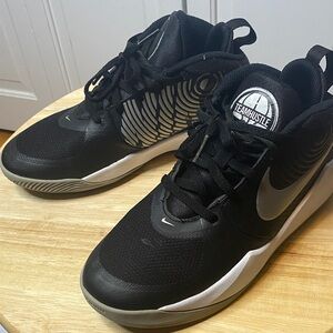 Nike Team Hustle Black and Gray Kids Athletic Shoes size 4